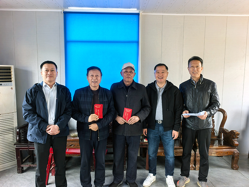 情暖重阳！江苏半岛官网登录科技董事长卫海洋走访慰问村上老人